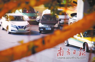 Outside the exit of Guangzhou Railway Station, several cars stopped under the viaduct of Inner Ring Road, which were suspected to be "black cars" with no operating qualification.