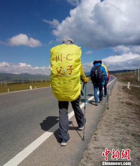 It took Sichuan Zigong and his son 50 days to climb over 12 mountains on foot in Tibet (Figure)